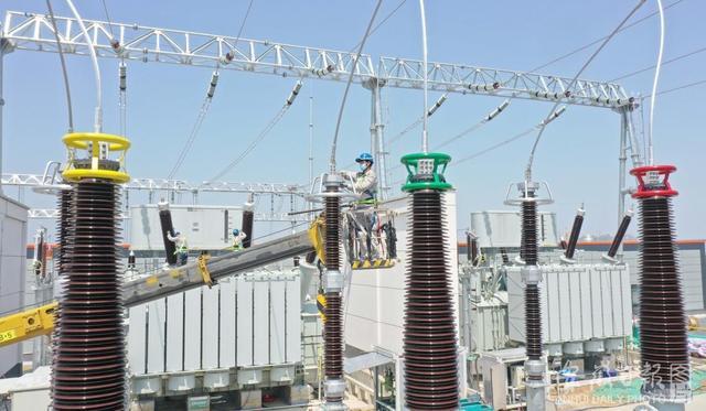 区220千伏林楼输变电工程建设工地,电力建设者在安装站内主电气设备